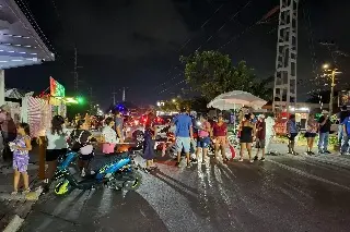 Imagen Bloquean ambos carriles de la avenida J.B. Lobos en Veracruz 