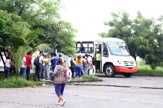 Imagen Hasta de 100 metros la fila para tomar camión; piden entren otras rutas 