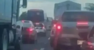 Imagen Reportan hasta 5 kilómetros de fila en autopista de Veracruz; es por esta razón 