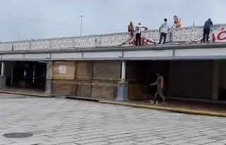 Imagen Inician demolición de local en mercado de artesanías de Veracruz