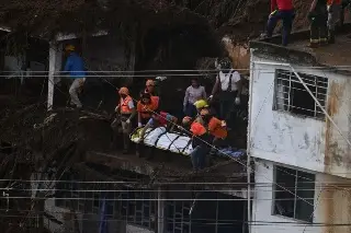 Imagen Identifican a jóvenes que murieron con su bebé tras derrumbe de su casa en Xalapa, Veracruz