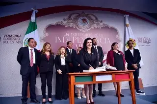 Imagen Congreso de Veracruz realiza Guardia de Honor ante el monumento al Padre de la Patria