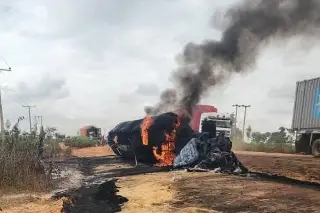 Imagen Suman 48 muertos por explosión de pipa de gasolina en carretera