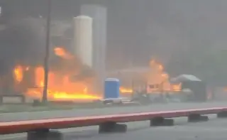 Imagen Reportan dos muertos tras incendio en refinería de Salina Cruz