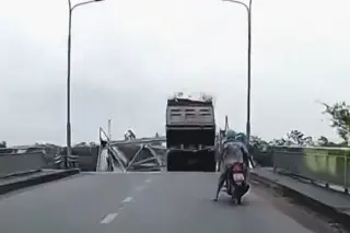 Imagen Deja 13 personas desaparecidas impresionante caída de puente (+Video)