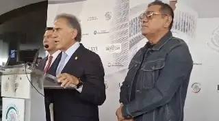 Imagen Yunes Linares ofrece conferencia de prensa rodeado de senadores de Morena 