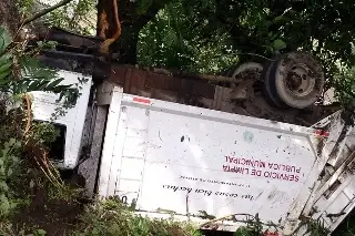 Imagen Camión recolector de basura cae a barranco en carretera de Veracruz 