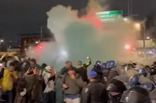 Imagen Manifestantes intentan ingresar a sede alterna donde se discute reforma al Poder Judicial