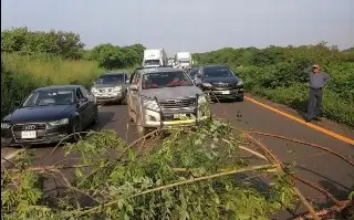 Imagen Bloquean carreteras habitantes de Texistepec, Veracruz; ésto es lo que exigen