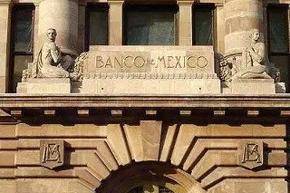 Imagen Banxico mete mano negra al mercado para que baje el tipo de cambio: Economista 