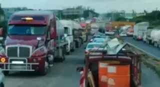 Imagen Se registran hasta 7 kilómetros de fila en autopista de Veracruz