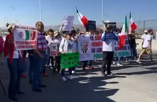 Imagen Manifestantes cierran puente fronterizo México-EU en protesta contra reforma judicial