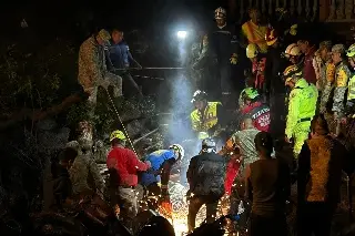 Imagen Rescatan a familia atrapada tras deslave de cerro en Jilotzingo, Edomex (+Fotos)