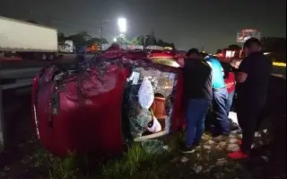 Imagen Vuelca auto particular en autopista de Veracruz; hay tres lesionados