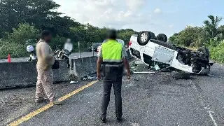 Imagen Se registra fuerte volcadura de carro en carretera de Veracruz; hay cierre parcial 