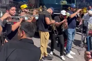 Imagen 'Los Recoditos' quedan varados en autopista y dan show gratis en medio del tráfico (+Video)