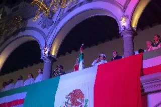 Imagen ¡Viva Veracruz! Paty Lobeira da el Grito de Independencia en el zócalo 