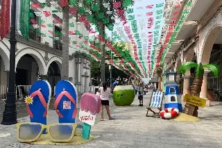 Imagen Coco gigante, 'playita', jarochita y hasta sandalias, atractivos en centro de Veracruz 