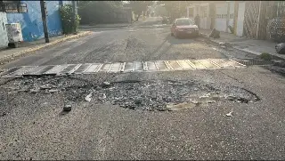 Imagen Mega bache y alcantarilla sin tapa en calle de Lomas del Vergel 