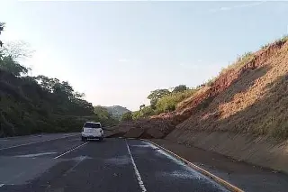 Imagen Continúan trabajos para atender deslave en el libramiento Xalapa-Coatepec