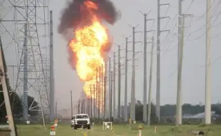 Imagen Cientos de hogares, bajo órdenes de evacuación; incendio de oleoducto arde por segundo día en Houston 