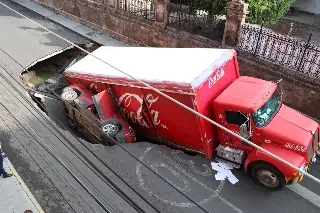 Imagen Socavón 'se traga' camión refresquero y camioneta con familia dentro; así lo captaron (+Video)