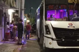 Imagen Cae mujer de camión urbano en Veracruz; chofer habría avanzado antes que ella bajara