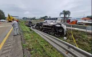 Imagen Volcadura de tráiler deja un fallecido en la autopista Orizaba-Córdoba