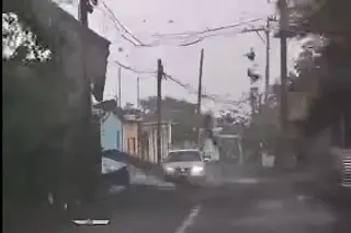 Imagen Se forma 'mini' tornado en Catemaco, Veracruz; provoca daños a casas 