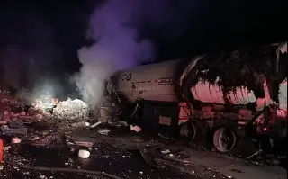 Imagen Tráileres chocan de frente en carretera de Veracruz; hay un muerto 