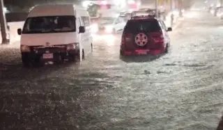 Imagen Se inunda avenida Ejército Mexicano cerca de centro comercial de Boca del Río 