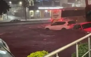 Imagen Así flotan los autos en avenida Ejército Mexicano de Boca del Río por inundaciones (+Video)