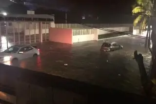 Imagen Vecinos de la Petrolera piden obra para resolver inundaciones; anoche hubo autos varados