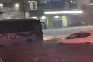 Autos varados y más de 10 calles anegadas dejaron las fuertes lluvias en Boca del Río