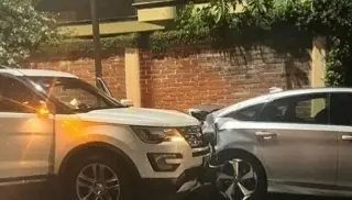 Imagen Fuerte accidente entre camioneta y carro particular; hay 2 mujeres lesionadas 