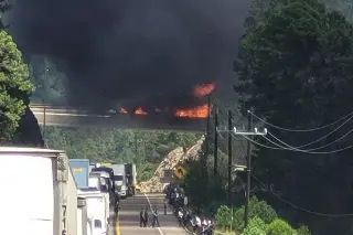 Bajan a pasajeros y queman autobuses en Durango 