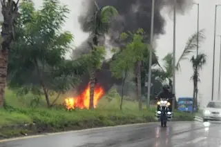 Imagen Se quema carro en la Paso del Toro - Boca del Río