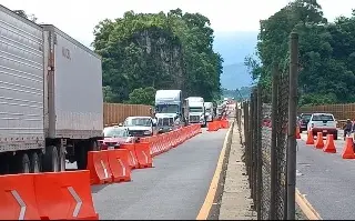 Imagen Reportan 4 km de fila en autopista Cd. Mendoza - Orizaba por mantenimiento en Puente Metlac