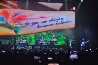 Imagen Durante concierto, Caifanes rinde homenaje al fotógrafo Rubén Espinosa y la activista Nadia Vera 