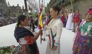 Imagen Sheinbaum recibe el bastón de mando de 70 pueblos indígenas y la comunidad afromexicana