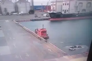 Imagen Captan caída de camioneta al mar en Veracruz (+ video)