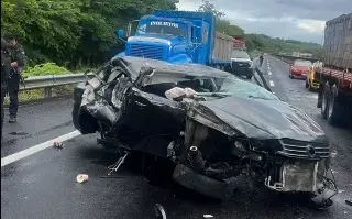 Imagen Auto particular se estrella contra camión de carga en la carretera Veracruz-Xalapa