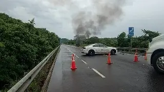 Imagen Se incendia carro particular en carretera de Veracruz; hay cierre de circulación