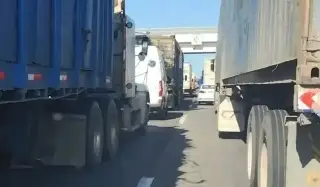 Imagen Reportan hasta 18 kilómetros de fila en autopista de Veracruz 