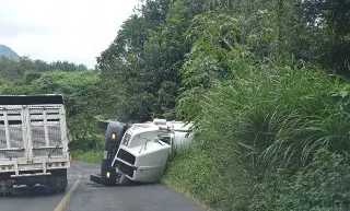 Imagen Se registra fuerte volcadura de camión de carga en carretera de Veracruz 