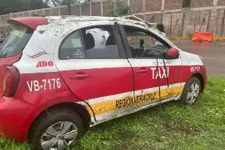 Imagen Doble accidente en bulevar Fidel Velázquez; taxi queda volcado 