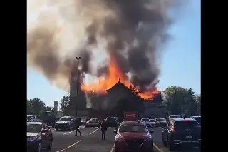 Imagen Llamas consumen histórica iglesia de Notre Dame en Canadá 