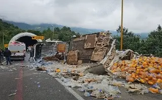 Imagen Tráiler cargado de refresco vuelca en cumbres de Maltrata