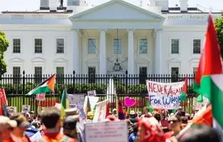 Imagen Protestan frente a la Casa Blanca contra 'complicidad' de EU de 'genocidio' en Gaza