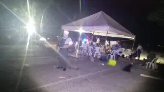 Imagen Habitantes bloquean en ambos sentidos esta carretera de Veracruz